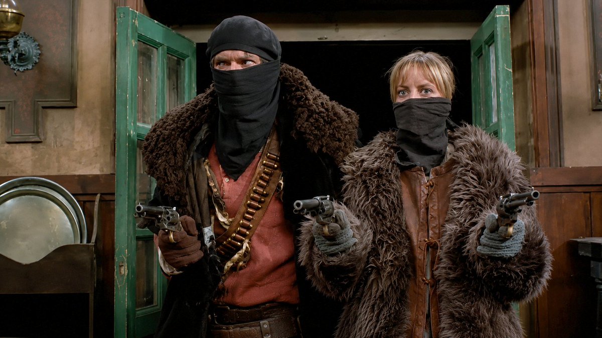 RTPAOficial's tweet photo. Cine: Los hijos del día y de la noche. Jed Trigado es un bandido mexicano que actúa como Robin Hood: roba a los ricos para entregar gran parte del botín a los pobres. Cuando conoce a Sonny, la joven sobrina del enterrador de Yuma, pasan a ser los Bonnie & Clyde de la frontera. A las 16:00, #CineTPA