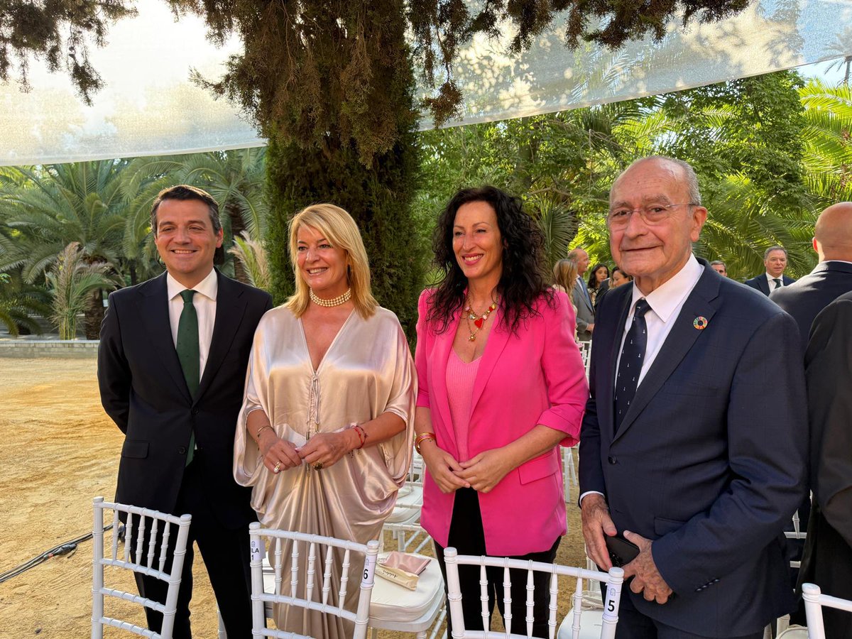 FAMPcomunica's tweet photo. El presidente de la #FAMP, @jmbellidoroche, felicita al presidente de la @AndaluciaJunta, @JuanMa_Moreno, tras su toma de posesión. 

La FAMP reafirma su compromiso con el diálogo, la lealtad institucional y la colaboración para afrontar los retos de municipios y provincias. https://t.co/B8VtUzCMyS