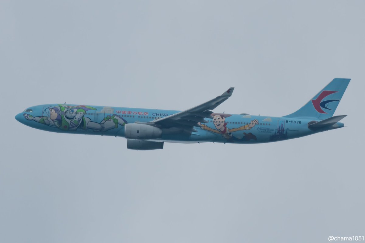 chama1051's tweet photo. 今日の成田空港飛来機。
晴れ間も見えましたが雲が優勢でした。
#成田空港
#naritaairport https://t.co/CtV3JZaylA