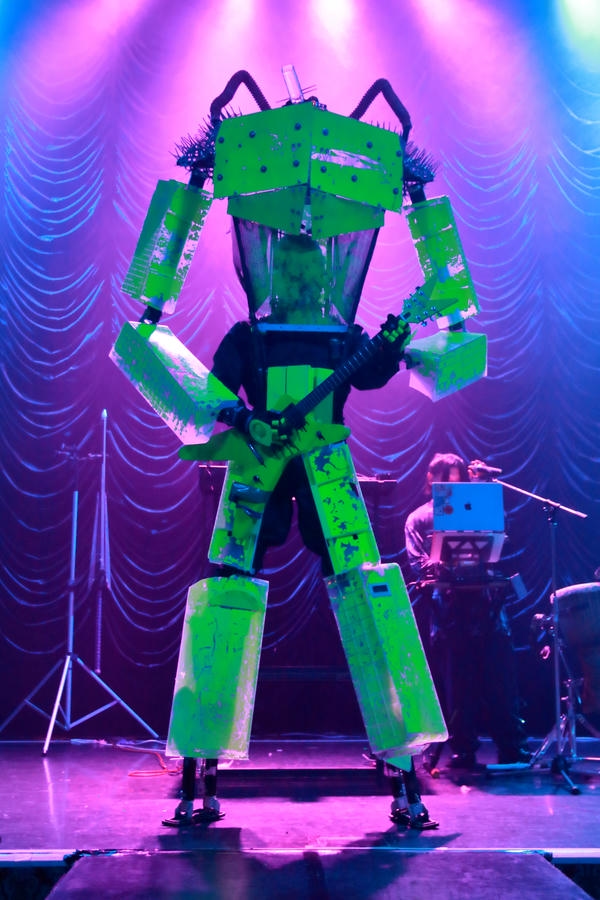 mimizuku_tutor's tweet photo. デパートメントH2026年7月。DYING SCREAMその1。巨大ロボットとその仲間たちが織り成す刺激的な音楽が観客を熱狂させる。巨大な剣のような楽器がかっこいい！ https://t.co/iHXyRGXGLN