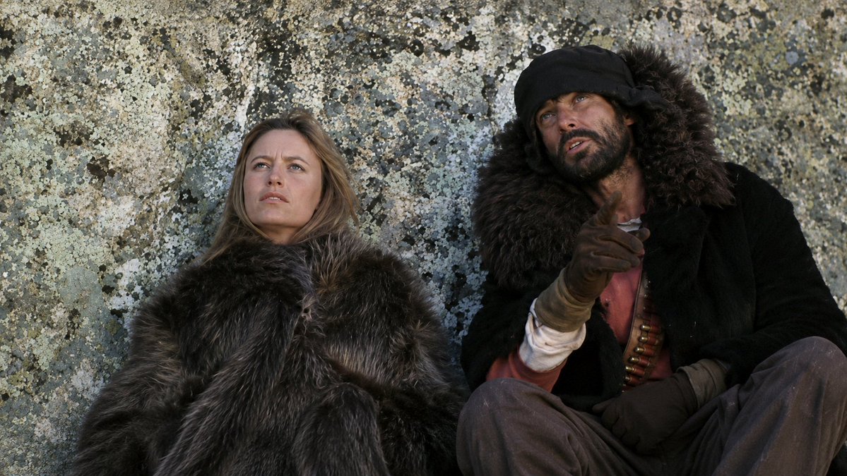 RTPAOficial's tweet photo. Cine: Los hijos del día y de la noche. Jed Trigado es un bandido mexicano que actúa como Robin Hood: roba a los ricos para entregar gran parte del botín a los pobres. Cuando conoce a Sonny, la joven sobrina del enterrador de Yuma, pasan a ser los Bonnie & Clyde de la frontera. A las 16:00, #CineTPA