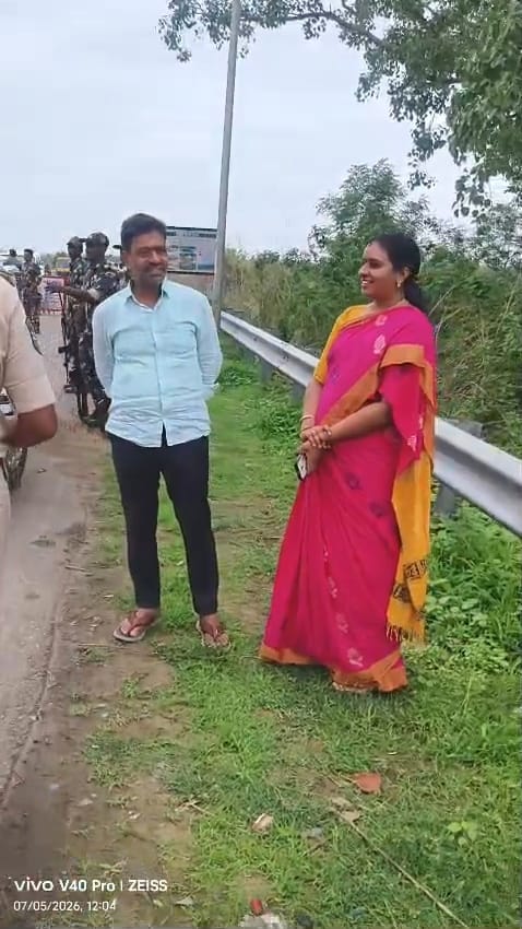 DVS_BRS's tweet photo. *ఈ రోజు కేటీఆర్ గారి కన్నెపల్లి పర్యటన సందర్భంగా జగిత్యాల నుండి బయలుదేరిన జిల్లా తొలి జడ్పీ చైర్ పర్సన్ దావ వసంత సురేష్ గారు మరియు మాజీ DCMS చైర్మన్ శ్రీకాంత్ రెడ్డి గారు బీఆర్ఎస్ నాయకులను చెన్నూరులో అడ్డుకొని పోలీస్ స్టేషన్ కు తరలించిన పోలీసులు.* https://t.co/xK0JkhTmVI