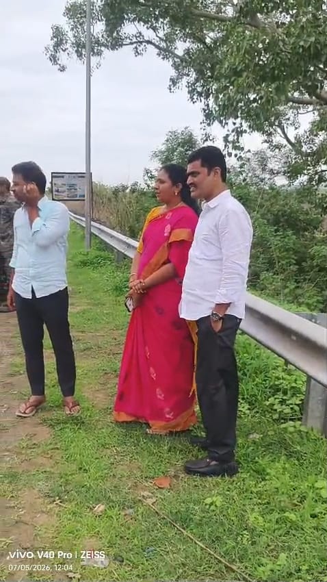 DVS_BRS's tweet photo. *ఈ రోజు కేటీఆర్ గారి కన్నెపల్లి పర్యటన సందర్భంగా జగిత్యాల నుండి బయలుదేరిన జిల్లా తొలి జడ్పీ చైర్ పర్సన్ దావ వసంత సురేష్ గారు మరియు మాజీ DCMS చైర్మన్ శ్రీకాంత్ రెడ్డి గారు బీఆర్ఎస్ నాయకులను చెన్నూరులో అడ్డుకొని పోలీస్ స్టేషన్ కు తరలించిన పోలీసులు.* https://t.co/xK0JkhTmVI