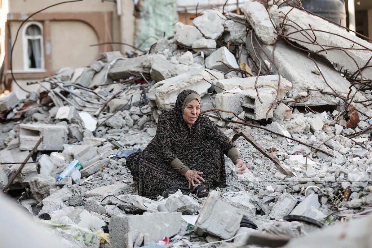 gazanotice's tweet photo. 🚨HEARTBREAKING: Elderly Palestinian Umm Atta Al-Nashash searches the ruins of her destroyed home in central Gaza’s Bureij refugee camp, hoping to recover the remains of her four sons, who were killed when the Israeli army bombed their home two years ago.