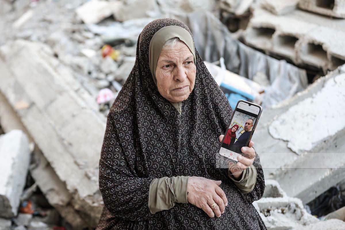 gazanotice's tweet photo. 🚨HEARTBREAKING: Elderly Palestinian Umm Atta Al-Nashash searches the ruins of her destroyed home in central Gaza’s Bureij refugee camp, hoping to recover the remains of her four sons, who were killed when the Israeli army bombed their home two years ago.