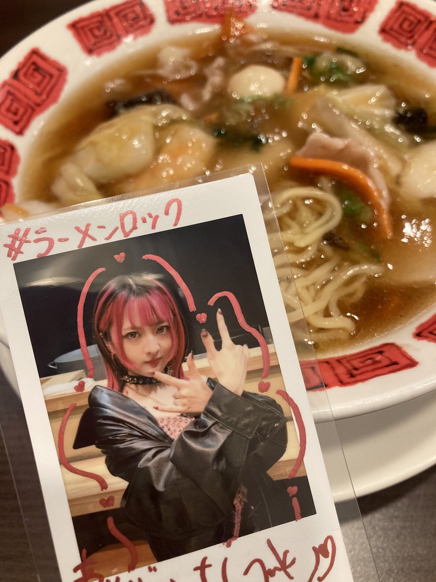 nona_tsukimi's tweet photo. モモカさんが出られるので、#ラーメンロック 醤油班へ。赤髪でパワフルなシャブリー様がめちゃ良くて、歌も上手くて最高でした✨勝ち負け以外の部分にフォーカスした人間ドラマを気負わず観られて、楽しい作品だなと思いました。最近会社がカス過ぎて仕事を辞めた私は、社長にずっとグッと来てました😭 https://t.co/f1r39gqpiA