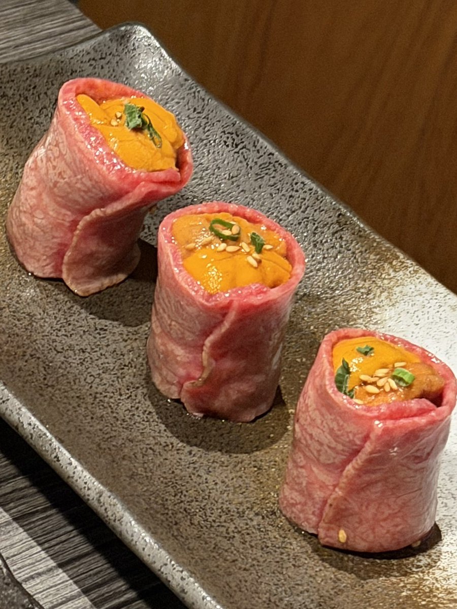 bmsg_trainee's tweet photo. ⸜ ✉️ #LETTER_FROM_AOI ✨ ⸝

皆さん、こんにちは！
カロリーがゼロになるなら、絶対に焼肉派のAOIです！🍖（まぜべや）

先日、GOICHI君とTAIKI君が焼肉のお店に連れて行ってくれました✨

オシャレなビジュアルのお肉が出てきたり、メガネっていう部位のお肉が出てきたりして、3人で盛り上がりました😆

お肉も副菜も何から何まで全部美味しすぎて、感動しました🥹
GOICHI君、TAIKI君ご馳走様でした🙏

そして、焼肉を食べ終わった後はTAIKI君のお家にお邪魔させていただいて、GOICHI君とTAIKI君とKANON君から色んなかっこいい服をもらいました✨️
全部で15着くらいいただいて、めちゃくちゃ嬉しかったです！
これからいっぱい着ていこうと思います！

GOICHI君、TAIKI君、KANON君、色々良くしてくれて本当にありがとう😊

#GOICHI #TAICHI #KANON @starglow_bmsg 
#_AOI #BMSGTRAINEE
