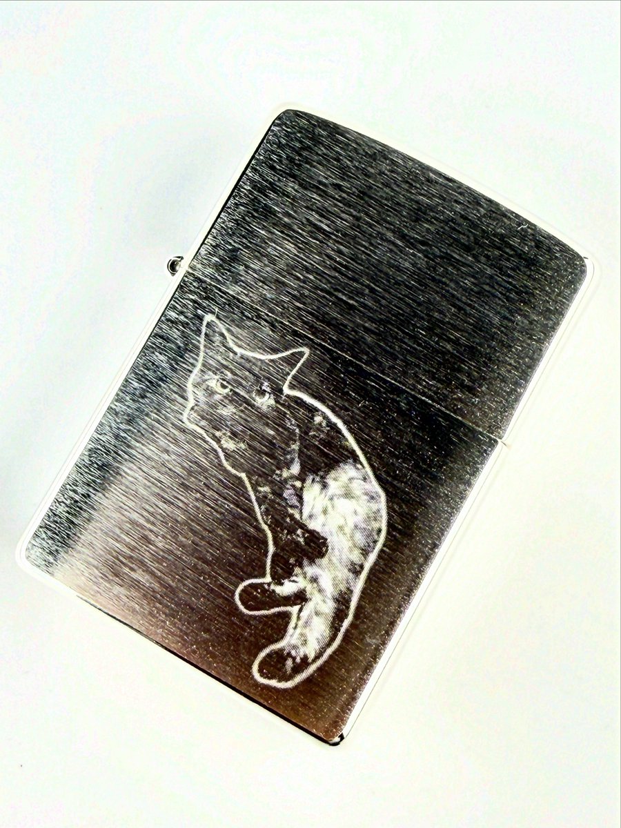 zippo_original's tweet photo. 🖤 シルバーブラッシュのクールなZippo🐱
シンプルで印象的な猫
どこかミステリアスでスタイリッシュ…
猫好きさんや、シンプルデザインが好きな人に特におすすめです🙌
#Zippo #ジッポ #Zippoライター #猫 #猫好き #ネコ #シルバーZippo #ブラッシュ仕上げ #動物デザイン #シンプル #メンズライター https://t.co/M1MQsG055D