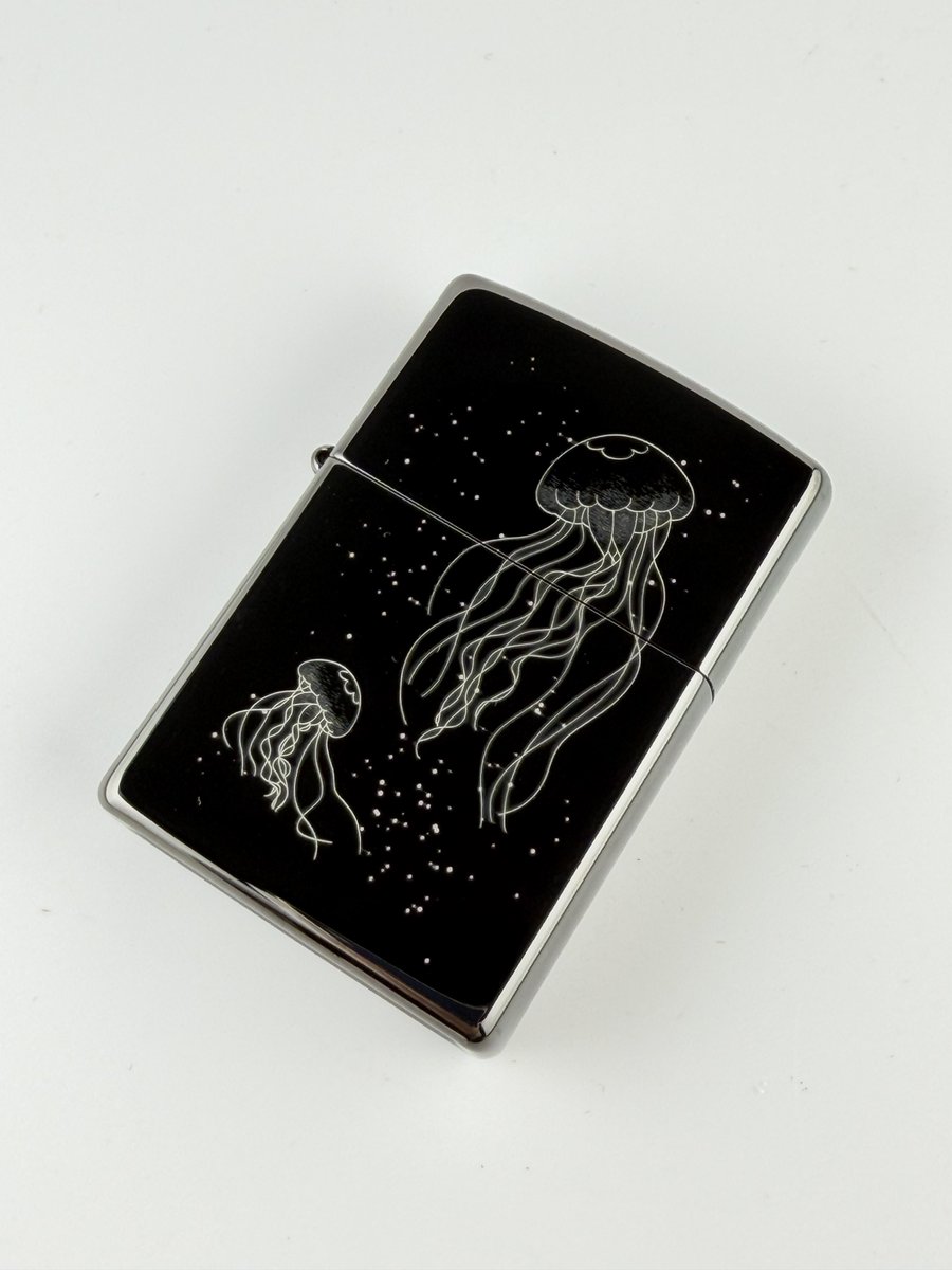 zippo_original's tweet photo. 🖤 シルバーブラッシュのクールなZippo🐱
シンプルで印象的な猫
どこかミステリアスでスタイリッシュ…
猫好きさんや、シンプルデザインが好きな人に特におすすめです🙌
#Zippo #ジッポ #Zippoライター #猫 #猫好き #ネコ #シルバーZippo #ブラッシュ仕上げ #動物デザイン #シンプル #メンズライター https://t.co/M1MQsG055D