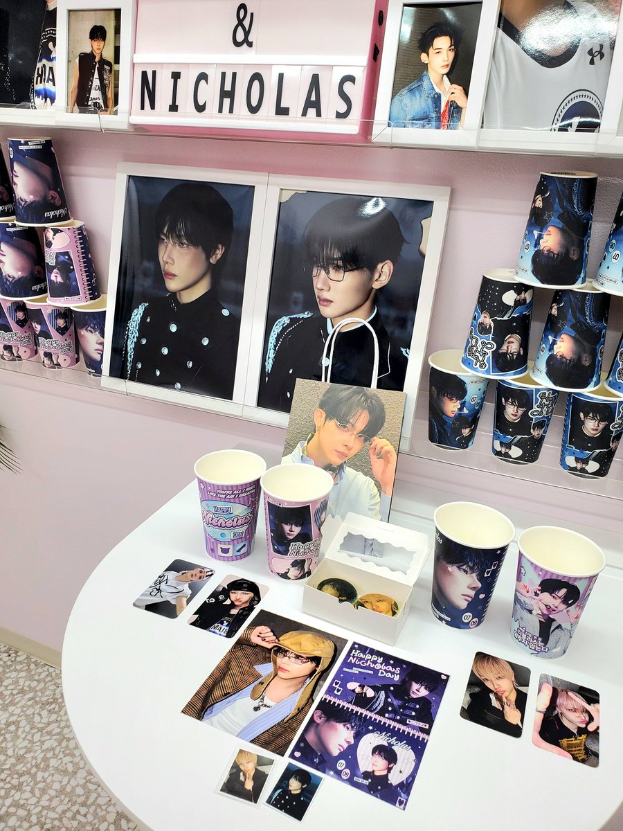 JJN101352379's tweet photo. 2026.7 ニコのセンカペ巡り1
ニコとJOくんのHBD装飾🎂🎉
カッコいいニコだらけの幸せ空間❣️

#HappyNicholasDay
#HAPPY_NICHOLAS_DAY https://t.co/HI4rjSVJRc