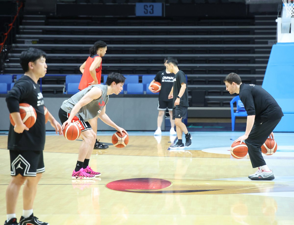 basket_count's tweet photo. 【#AkatsukiJapan】 @JAPAN_JBA　@FIBAWC
Window3のアウェー韓国戦に臨む、男子日本代表の前日練習の様子です。すでに2次ラウンド進出を決めている日本ですが、ワールドカップ出場に近づくためにも落とせない試合は続きます！
#FIBAWC #StepItUp https://t.co/1n7gwRpqdf