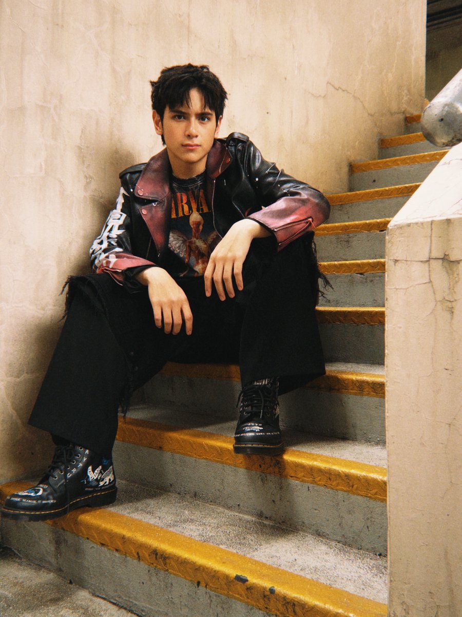 gmanetwork's tweet photo. RAKRAKAN NA! 🤘🏻

Heath Jornales just proved he can ROCK all kinds of aesthetic! 💥

From his usual soft boy-next-door to this total rockstar energy, he effortlessly pulls off every single look. Absolute charm, no matter the vibe! 🎸🔥

Check out his Instagram for more astig and/or cute photos.

📷: Heath Jornales | Instagram