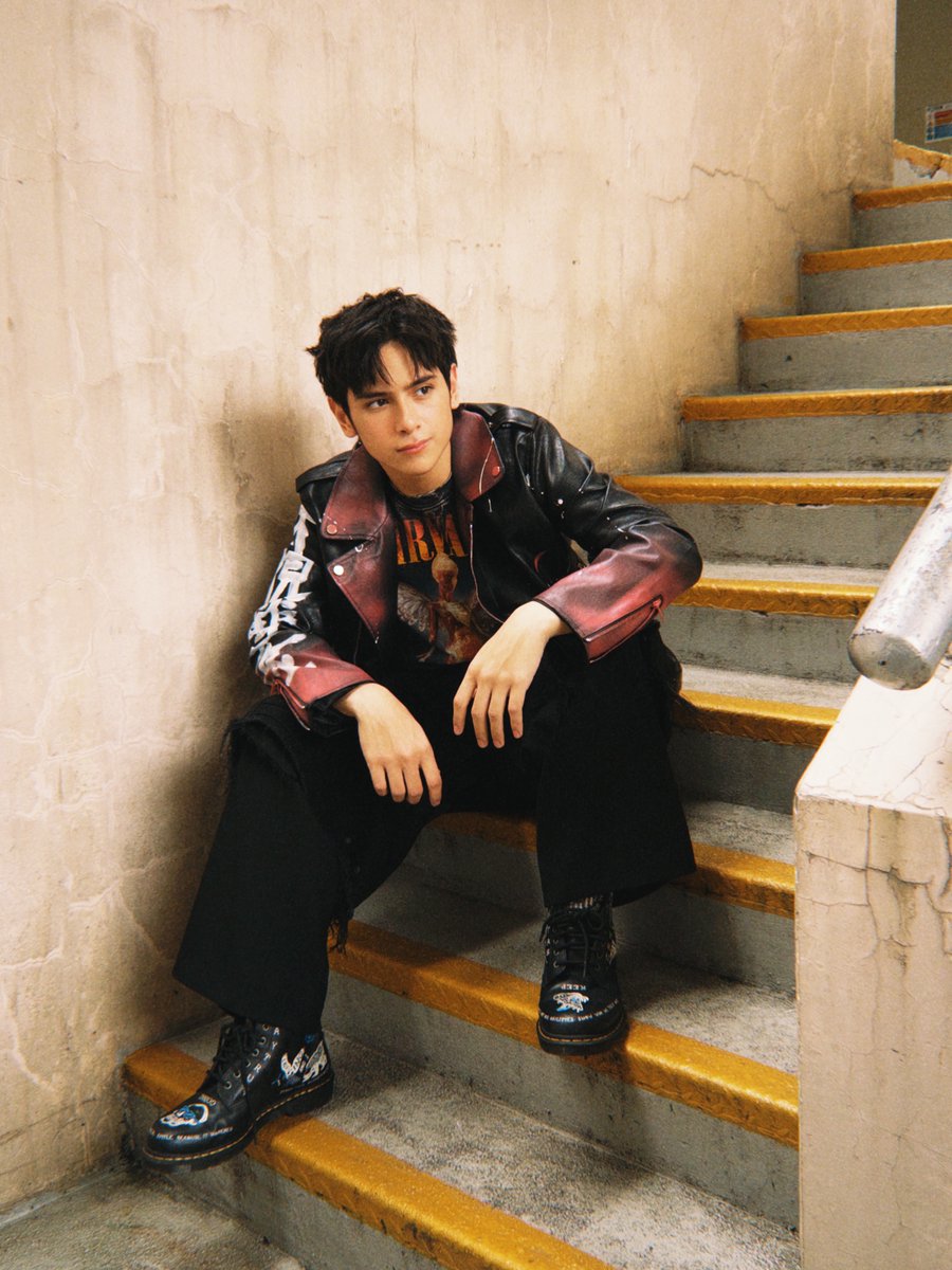 gmanetwork's tweet photo. RAKRAKAN NA! 🤘🏻

Heath Jornales just proved he can ROCK all kinds of aesthetic! 💥

From his usual soft boy-next-door to this total rockstar energy, he effortlessly pulls off every single look. Absolute charm, no matter the vibe! 🎸🔥

Check out his Instagram for more astig and/or cute photos.

📷: Heath Jornales | Instagram