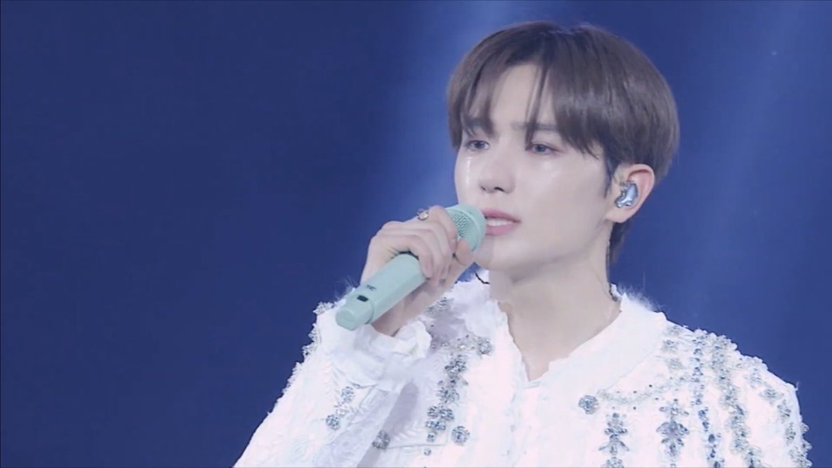 haebaraqi's tweet photo. eric talking about some of his favorite tbz songs and choosing horizon as one of his picks 🤍

he said that changmin’s part is kinda sad to the point that this amazing song made hyunjae cry during zen1 concert and sent the photo reference asking if anyone wants to make it their wallpaper 😅😭 OH THIS KID