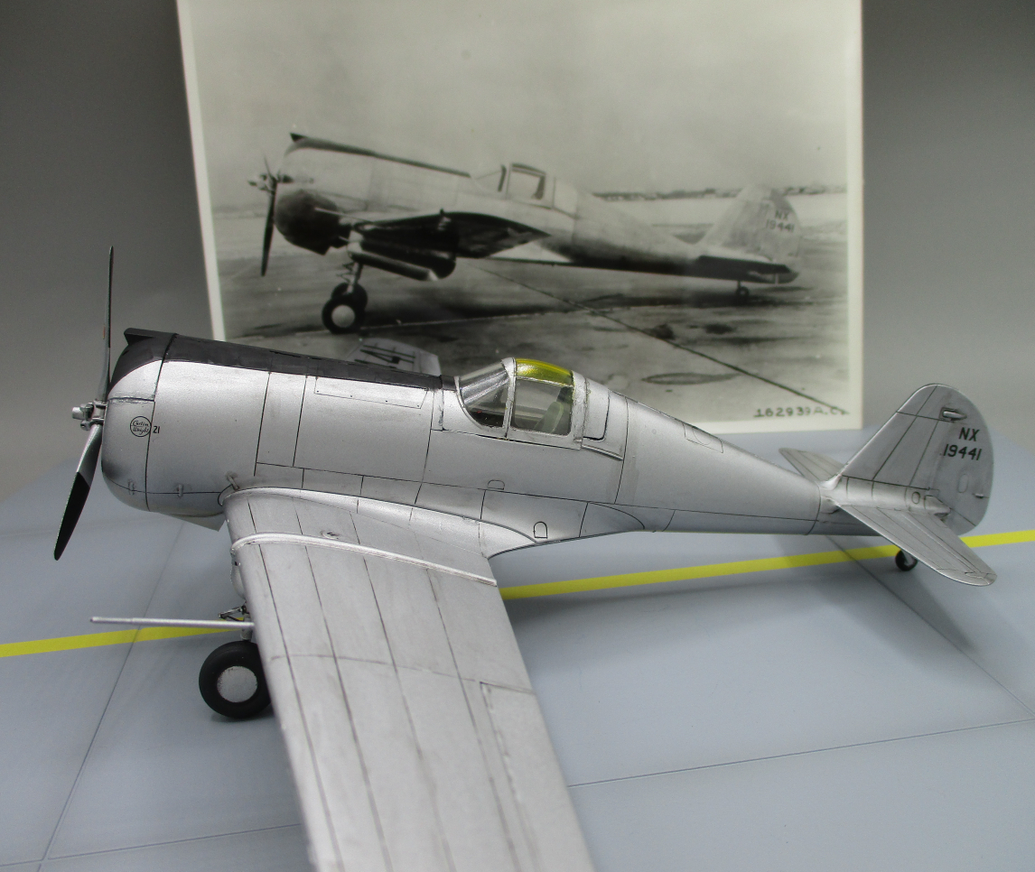 lisunov_li2's tweet photo. DORA WINGS 1/48　カーチス・ライトCW-21完成
個人的に好きなCW-19系からの一連の派生機の１つ
後半で細く絞られた胴体、後方引き込み式の主脚といった特徴がしっかり再現されたキット
今回はコレクションの写真に同じ機体があったのでそのマーキングで作った https://t.co/ZZAeYOPYXF