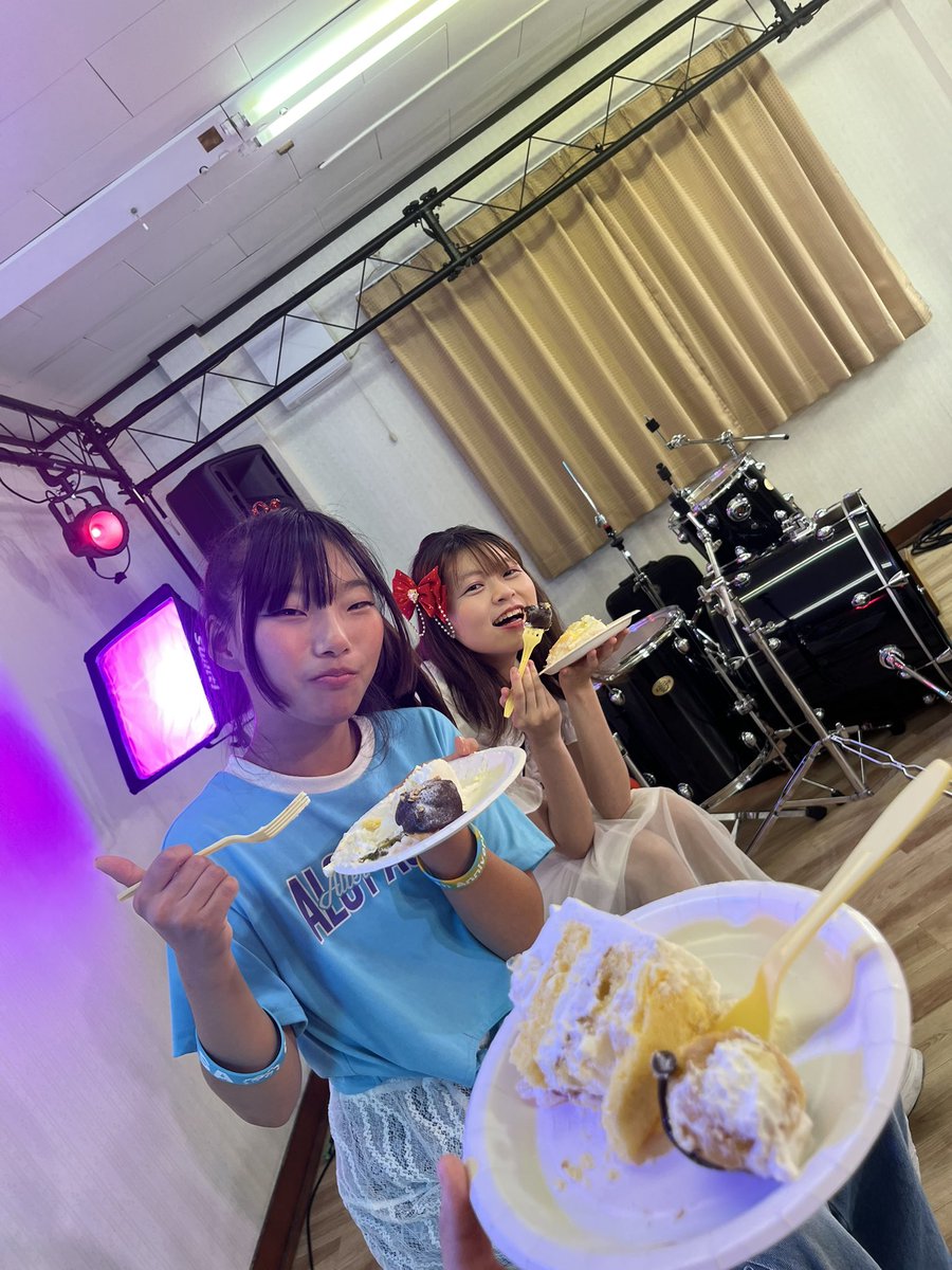 AMaRe2175's tweet photo. #サガンプロハウス 
1部・2部ありがとうございました！！
誕生日のケーキも貰って沢山食べました😋
本当にありがとうございました😭！！
もっともっと練習して色んなジャンルの曲歌いたい.ᐟ.ᐟ
またいつかハウス出ますので、その時皆さんお会いしましょう💪
そして沢山喋ろう！！お話待ってます☺️ https://t.co/hc9ohj693r