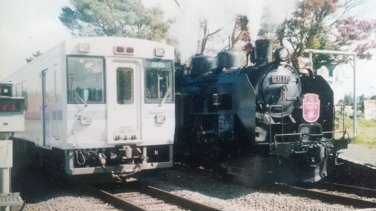 RT32JACK's tweet photo. 美馬牛駅で並ぶキハ150とSLふらの・びえい号
2001年10月 https://t.co/zPNmBNmZ82
