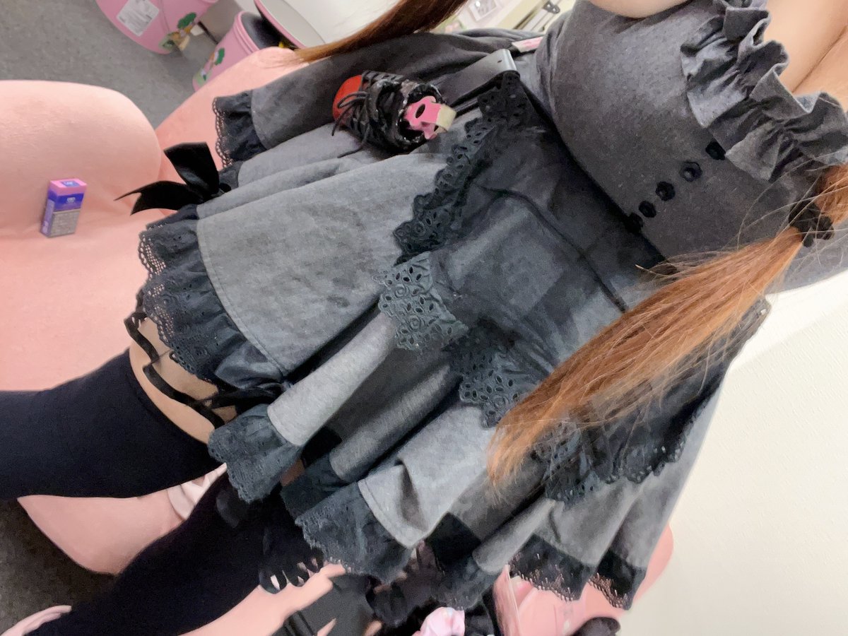 kemuri_ohime's tweet photo. ダチ(様)の武器職人にトングの鞘を作ってもらいました
耐熱。トング無くすやつにはもってこい
ほんとにかっこいいし、ベルトにも通せればエプロンの紐にも通せる天才仕様！
「トングの鞘が欲しいのー！」っていったらこれつくっていただけたので

他にもお願いしたい方いれば私宛にどうぞ！ https://t.co/S8K7Z2q2lr