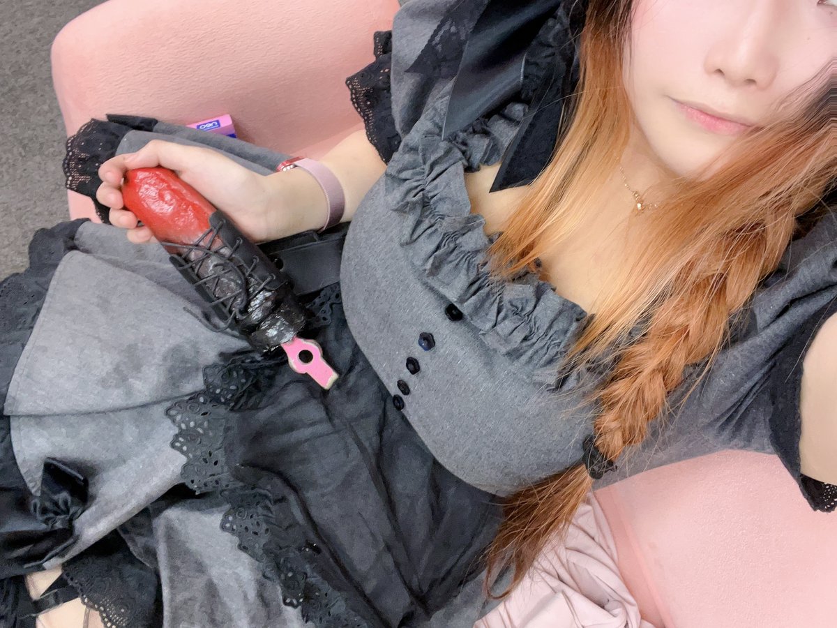 kemuri_ohime's tweet photo. ダチ(様)の武器職人にトングの鞘を作ってもらいました
耐熱。トング無くすやつにはもってこい
ほんとにかっこいいし、ベルトにも通せればエプロンの紐にも通せる天才仕様！
「トングの鞘が欲しいのー！」っていったらこれつくっていただけたので

他にもお願いしたい方いれば私宛にどうぞ！ https://t.co/S8K7Z2q2lr