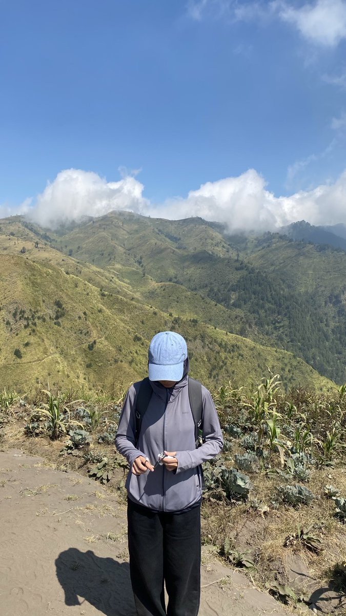 vaniattee's tweet photo. 📍 Bukit Premium, Pasuruan

for the first time in forever aku cobain hiking!!! sebenernya udah lama pengen cuma selalu gajadi. terus kemaren DADAKAN diajakin dan GASSS 🙋‍♀️

yuyur bingung mau review apaan karna aku gak expert sama bidang ini. aku naik mobil btw berangkat dari sidoarjo ke pasuruan. perjalanan kurleb 2 jam (ak tidor xixi). agak ngeri jalannya ya shay banyak tanjakan dan tikungan tajam. 

pas sampe sana, emg lagi penuh. tapi bukannya ditawarin parkir malah ditanya “mau gojek aja?” “perjalanan bisa sampe sejam loh” tp karna tbtb banyak mobil lain dibelakang kita dan itu bikin macett, mereka langsung “lurus aja, pertigaan belok kiri” selama perjalanan itu banyak tempat parkir (gak banyak cuma masih ada).