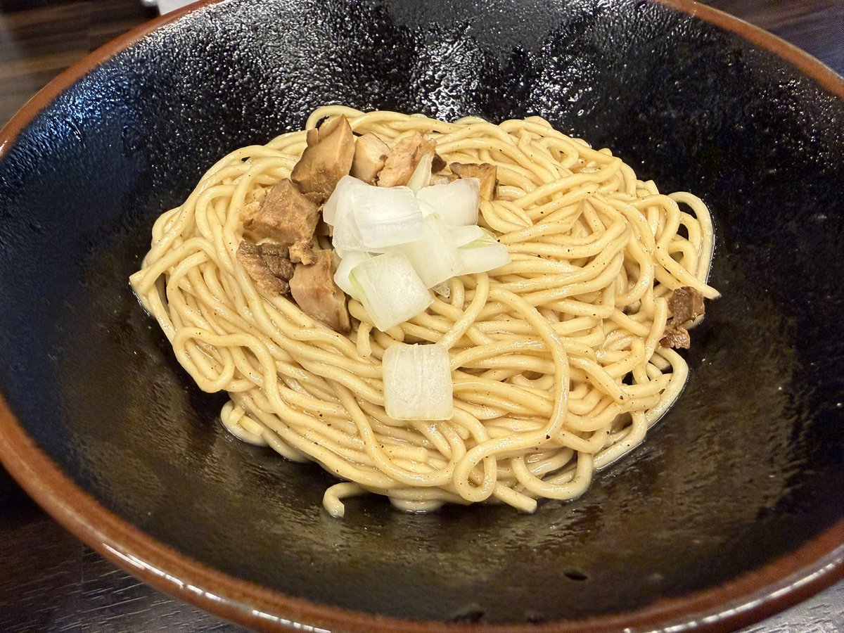 upa_yp's tweet photo. 錦糸町中華そば さん式　濃厚煮干し中華そば

膜張るレベルの濃厚ドロッドロなスープで美味かったわね
替え玉はまだ油そば風というのも珍しかった https://t.co/iZ75B3MQ7Y