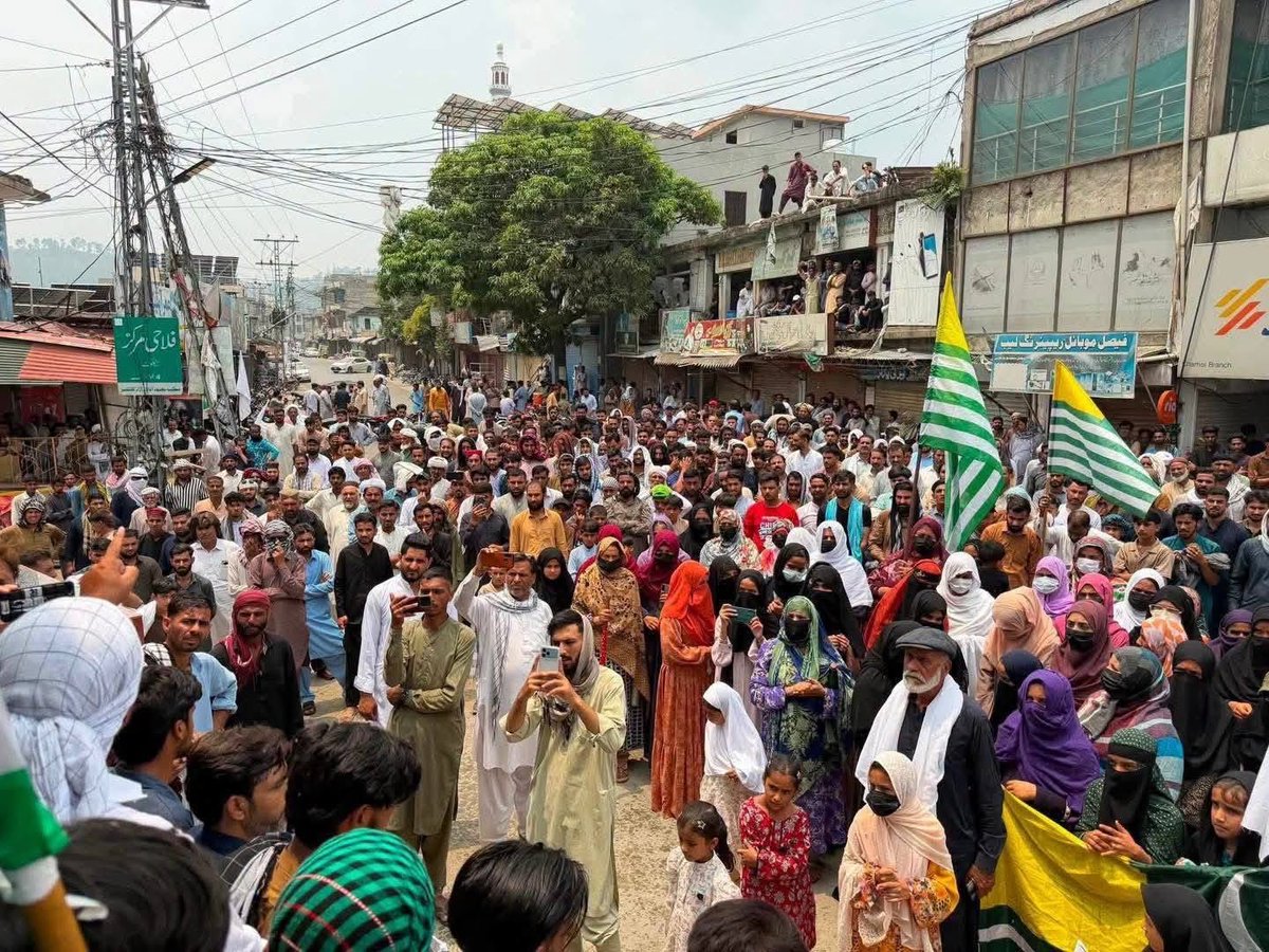 PahariRang's tweet photo. چڑھوئی آزاد کشمیر - ظالم حکمرانوں کے خلاف اور پاکستانی فورسز کے قتل عام کے خلاف چڑھوئی کی عوام سڑکوں پر خواتین اور بچوں کی بڑی تعداد میں شرکت https://t.co/hWE5uYKesP