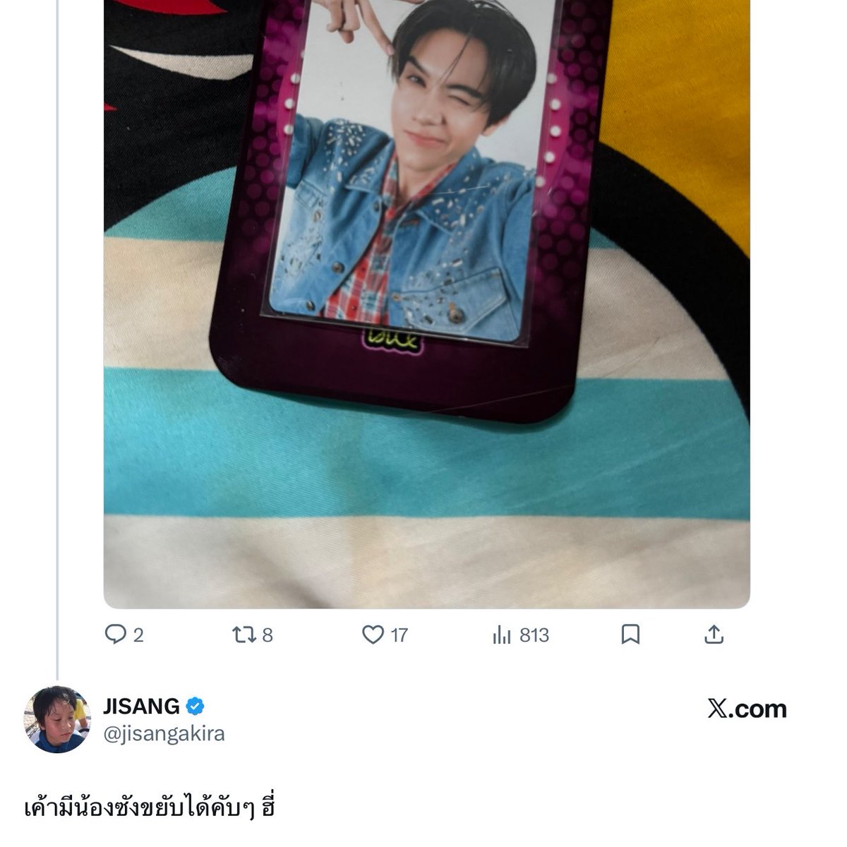 wishuhppy1's tweet photo. ถ้าถามว่าใครคือคนทีมีดวงในการเปิดก้าดแอลก็คงหนีไม่พ้นชายคนนี้ ตั้งแต่ก้าด1ปีมาจนครบรอบ2ปีก็เปิดได้แต่ก้าดแอลมาโดยตลอด ผู้คนที่เป็นโอตะแอลจังก็ต่างอิจฉาในตัวของเขา แต่…ข้างในใครจะรู้…เขาน่ะอยากได้แอลหูแมวมาเป็นของตัวเองด้วยซ้ำ!!! ก็แอลจังน่ะเล่นยิ้มหวานพร้อมหลับตาพริ้มข้างนึงได้โคตรคาวาอี้ขนาดนี้ ใครจะไม่อยากได้บ้าง ต่อให้แลกด้วยอะไรก็ยอมแล้วครับจังหวะนี้…สมกับเป็นหัวแถวโอตาคุแอลจังจริงๆนะครับ ถึงแม้ผมอยากจะบอกว่าเพียงแค่ท่านเดินไปหาแอลจังแล้วขอให้ทำให้…แอลก็คงทำให้ดูไปแล้ว..แต่ผมเข้าใจครับว่าอคินก็คงไม่อยากให้ยัยบ๊องนั่นรู้ว่าจริงๆน่ะผมโคตรรักแอลเหมียวเลยครับ!! #เวลคัมโอตาคุแอลจัง