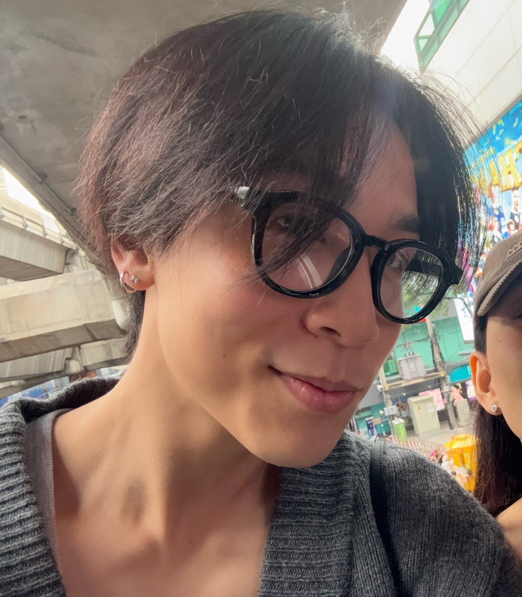wishuhppy1's tweet photo. ถ้าถามว่าใครคือคนทีมีดวงในการเปิดก้าดแอลก็คงหนีไม่พ้นชายคนนี้ ตั้งแต่ก้าด1ปีมาจนครบรอบ2ปีก็เปิดได้แต่ก้าดแอลมาโดยตลอด ผู้คนที่เป็นโอตะแอลจังก็ต่างอิจฉาในตัวของเขา แต่…ข้างในใครจะรู้…เขาน่ะอยากได้แอลหูแมวมาเป็นของตัวเองด้วยซ้ำ!!! ก็แอลจังน่ะเล่นยิ้มหวานพร้อมหลับตาพริ้มข้างนึงได้โคตรคาวาอี้ขนาดนี้ ใครจะไม่อยากได้บ้าง ต่อให้แลกด้วยอะไรก็ยอมแล้วครับจังหวะนี้…สมกับเป็นหัวแถวโอตาคุแอลจังจริงๆนะครับ ถึงแม้ผมอยากจะบอกว่าเพียงแค่ท่านเดินไปหาแอลจังแล้วขอให้ทำให้…แอลก็คงทำให้ดูไปแล้ว..แต่ผมเข้าใจครับว่าอคินก็คงไม่อยากให้ยัยบ๊องนั่นรู้ว่าจริงๆน่ะผมโคตรรักแอลเหมียวเลยครับ!! #เวลคัมโอตาคุแอลจัง
