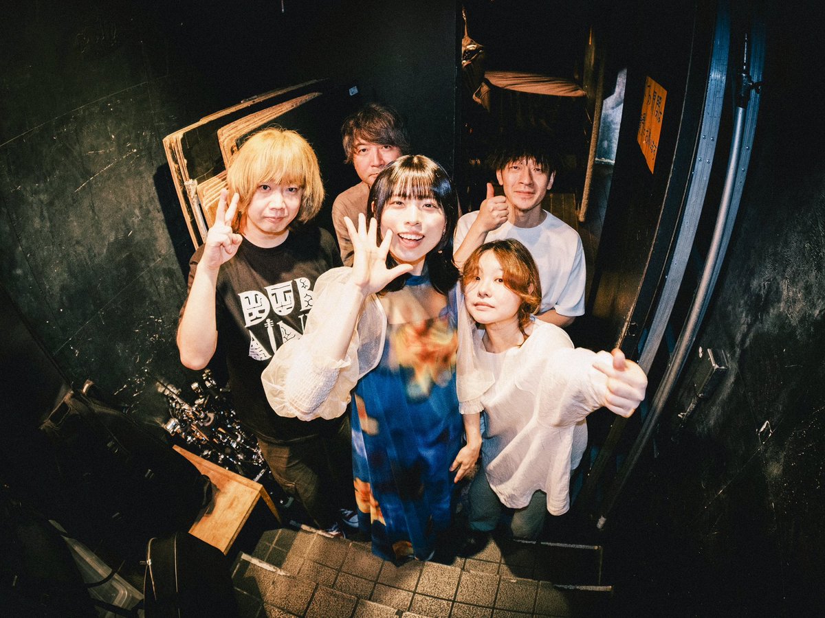 _yamadamoe's tweet photo. 吉祥寺スターパインズカフェ
EP「色彩」リリースワンマンライブ
ありがとうございました！！

熱量の高いバンドサウンドでお届けしました🎸

またまた新境地 Jazzyな新曲「仮面」も大好評✨

最初から最後まで みなさまが一緒に楽しんでくださっているのが伝わってきて幸福でした💐

#山田萌ワンマン https://t.co/EqGVsAH7wX