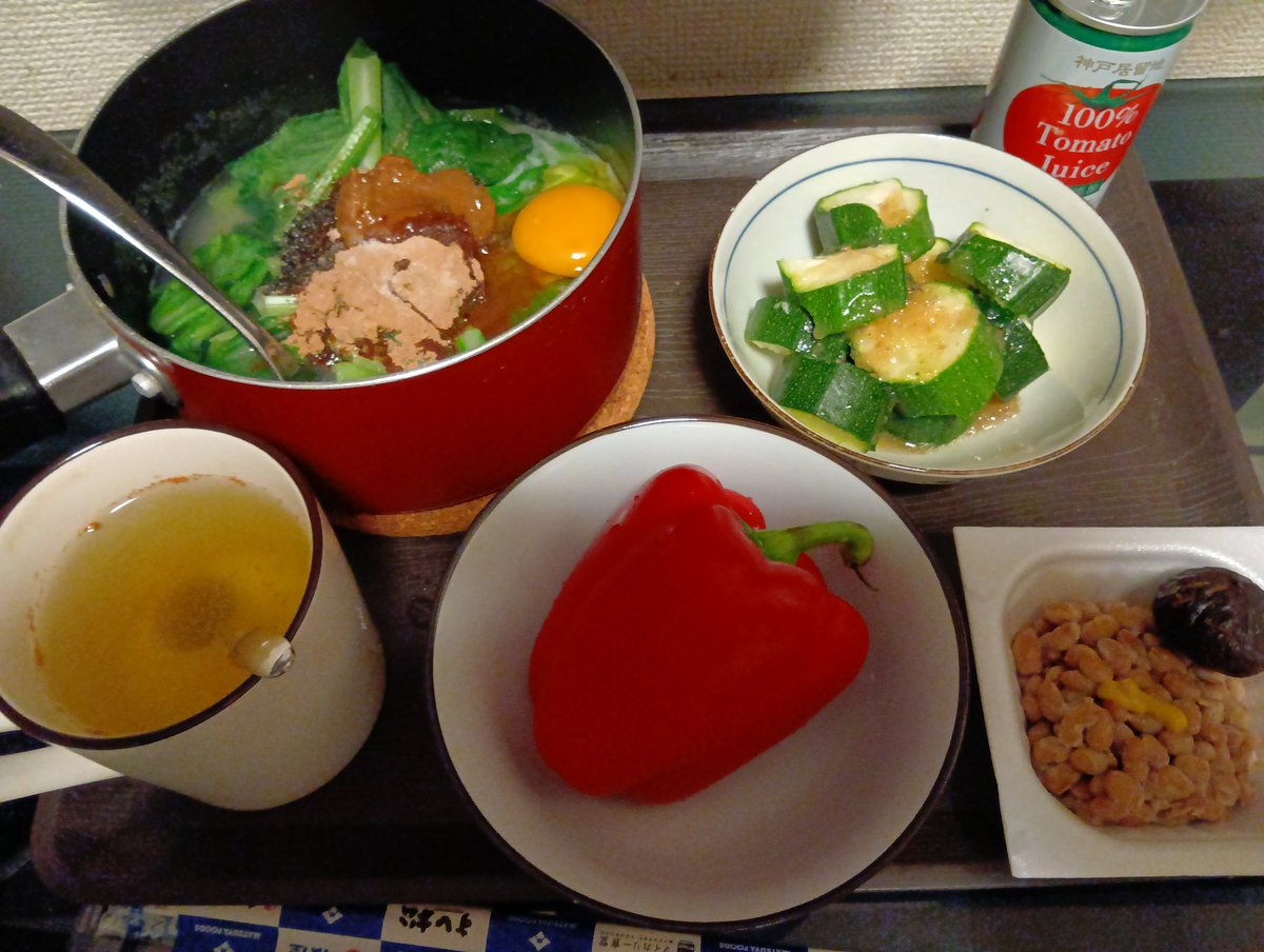 housedehouse's tweet photo. 小松菜・卵・黒ごま・玉ねぎ粉・味噌・味の素・白米
ズッキーニ
パプリカ
納豆・黒にんにく
トマトジュース
緑茶・シナモン・りんご酢
#晩ごはん https://t.co/li2WqQWzPF