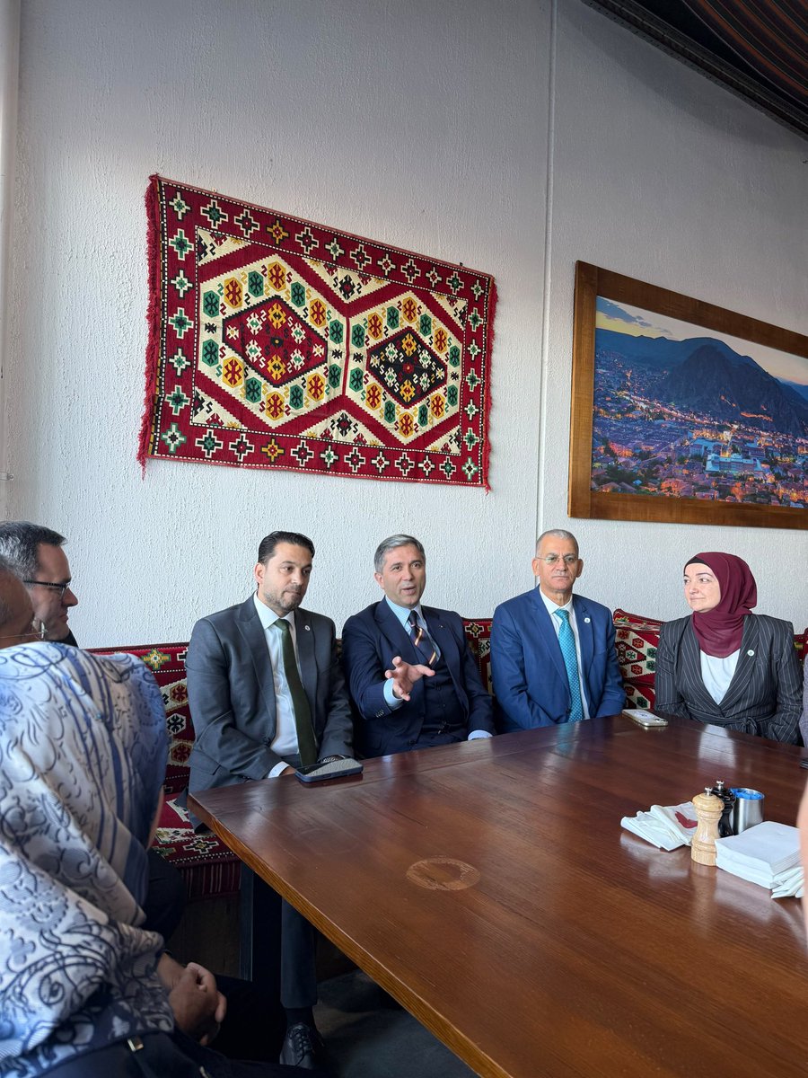 SirakayaZafer's tweet photo. 📍 Avustralya

Avustralya temaslarımız kapsamında, Melbourne Somerton bölgesinde faaliyet gösteren Tek Food Market ve Restoranı ziyaret ederek işletme sahibi Muhittin Tercan ve vatandaşlarımızla bir araya geldik. 

Üretim süreçleri, sektöre dair değerlendirmeler ve bölgedeki ticari hayat üzerine verimli bir sohbet gerçekleştirdik. Yurtdışında yaşayan vatandaşlarımızın emek, girişim ve üretim azmini yerinde görmekten memnuniyet duyduk.