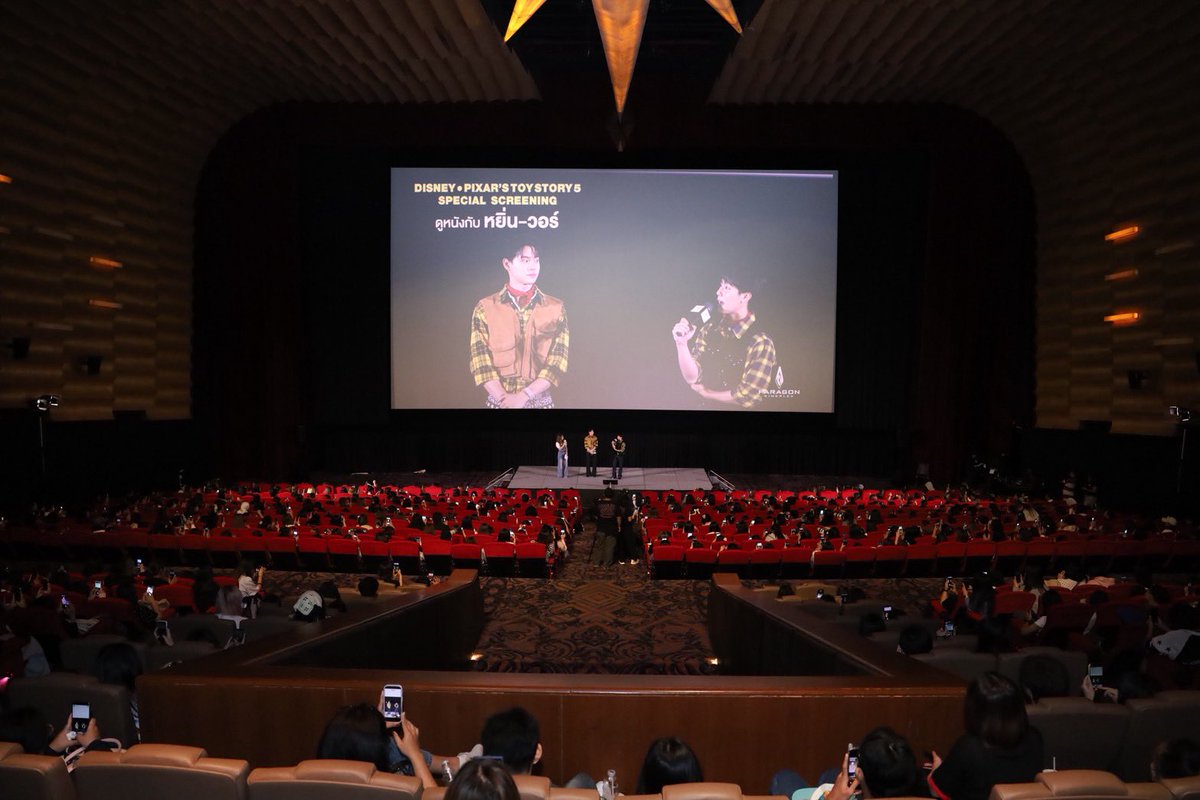 MajorGroup's tweet photo. #หยิ่นวอร์ ไม่ได้มาเล่น ๆ กับลุคคาวบอยคู่กับภาพบรรยากาศใน Toy Story 5 Special Screening Disney and Pixar’s #ToyStory5 #ทอยสตอรี่5  ที่ โรงสยามภาวลัย พารากอน ซีนีเพล็กซ์  

MAJOR X YINWAR TOYSTORY5
#ToyStory5THxYINWAR
#หยิ่นวอร์ #yinyin_anw #warwarnarat
#MajorCineplex
#ToyStory5TH https://t.co/QtYX0d8znT