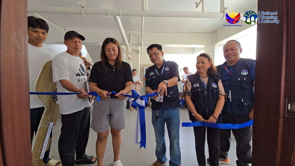 PhilippineStar's tweet photo. BATERBONIA FAMILY’S CONDO UNIT 🔑

The National Housing Authority (NHA) Region XI formally turned over the condominium unit to the family of late Ateneo student-athlete Rene Baterbonia on Saturday. (Facebook/NHA Region XI) https://t.co/5MYgbZrH6c