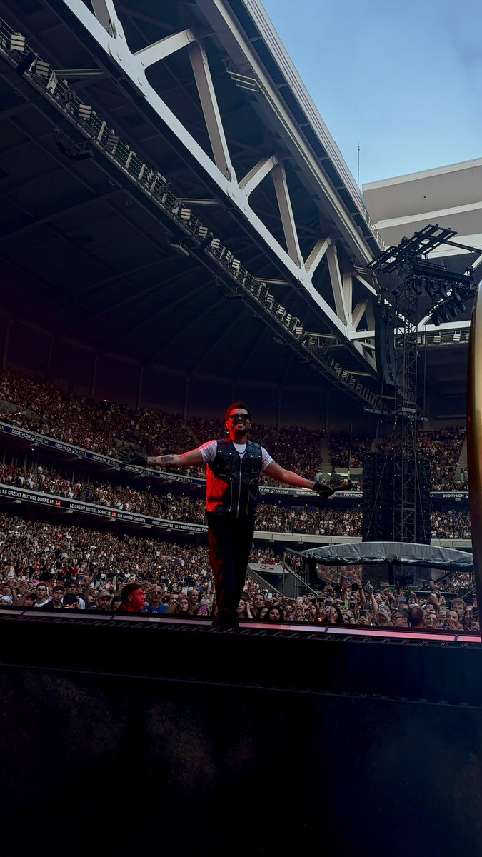 vachekeery's tweet photo. the weeknd est tellement le goat qu’il pense être bref je suis en goumin. https://t.co/1K7z3kkt0d