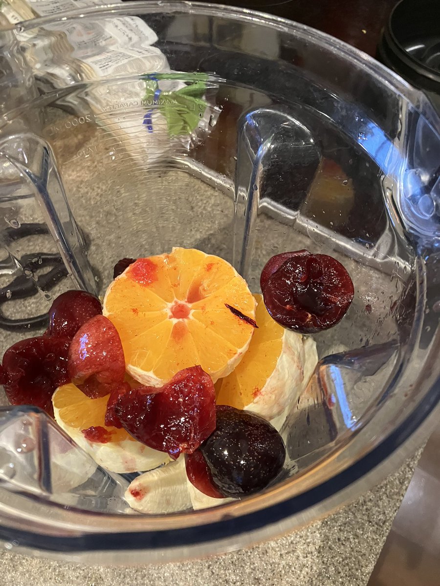 makmakura's tweet photo. ミックスジュースを作る。バナナ、オレンジ、熟したプラムを入れて爽やか甘酸っぱいのを目指す https://t.co/AH4wfM4oyV