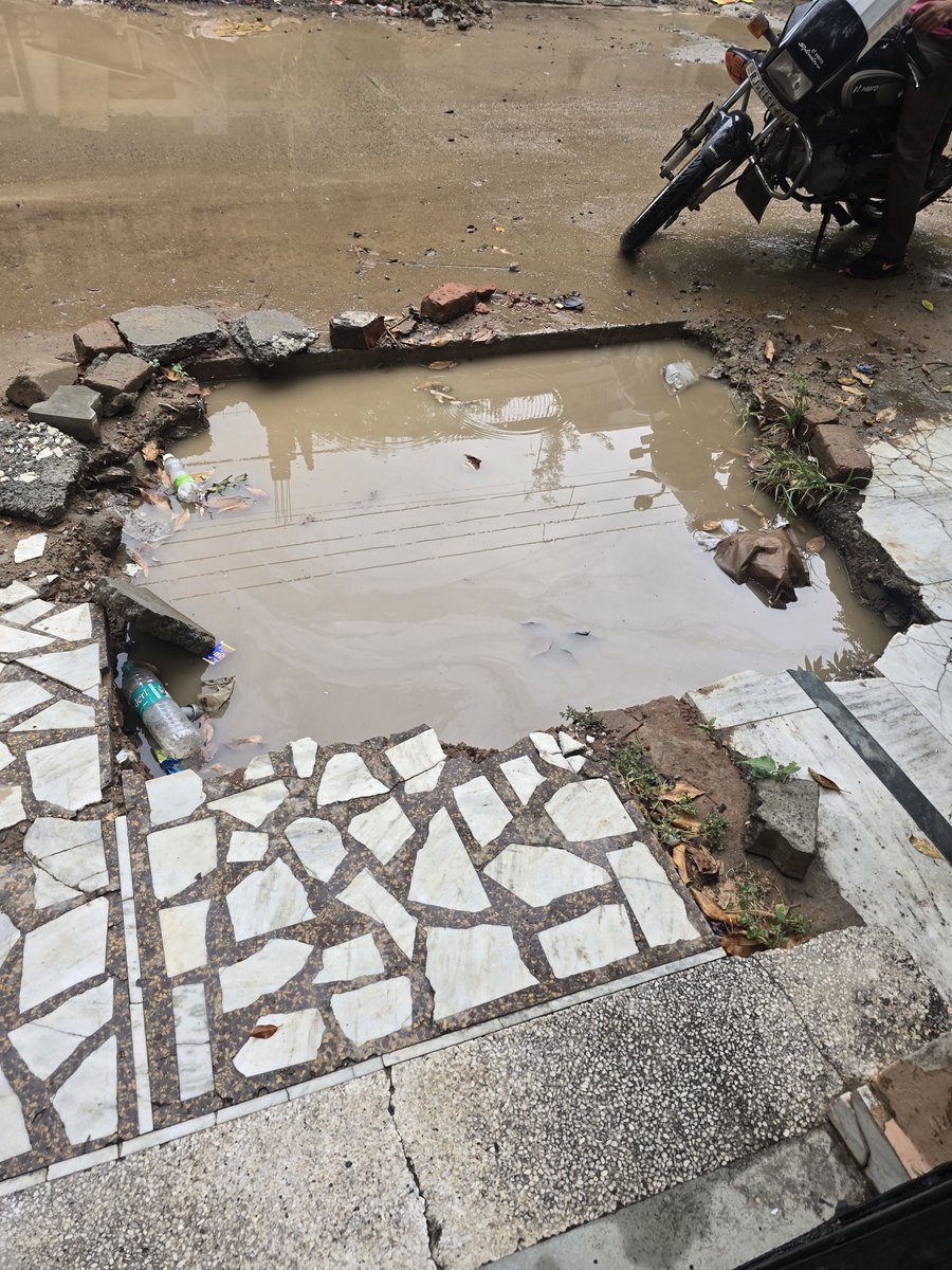 Mayank_9797's tweet photo. Dear @MunCorpGurugram  
Pls remove all your incompetent babus from their chairs.
This 5ft pothole was dug 1 month ago and still not filled.
Are you waiting for someone to fall and die while your babus enjoy the corruption?
@NayabSainiBJP pls get hold of this. https://t.co/HVuk1iqnpT