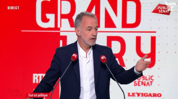 Le_Figaro's tweet photo. Périscolaire : «Je suis favorable à ce qu'on garde la mémoire de ce qui s'est passé dans la carrière d'un agent.» @egregoire #LeGrandJury https://t.co/eJ3yF36CHE