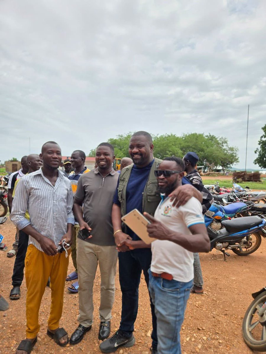 EnyonamManye's tweet photo. Yesterday, the Deputy Minister for Food and Agriculture, @johndumelo  travelled from Accra to Zebilla in the Bawku West District to interact with tomato farmers preparing for this year’s dry-season tomato production.

He also met with the team from FarmMate Africa, who are fully committed to supporting the initiative.

The Deputy Minister assured the farmers of the government’s support throughout this year’s dry-season farming, including assistance with the marketing of their produce after harvest.