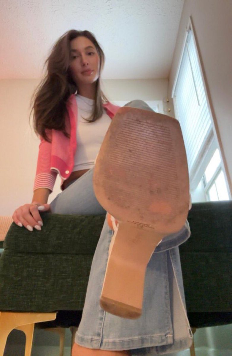 DeesseElisa0's tweet photo. Bonjour, nettoyeur de chaussures. https://t.co/3oCzELGpKf