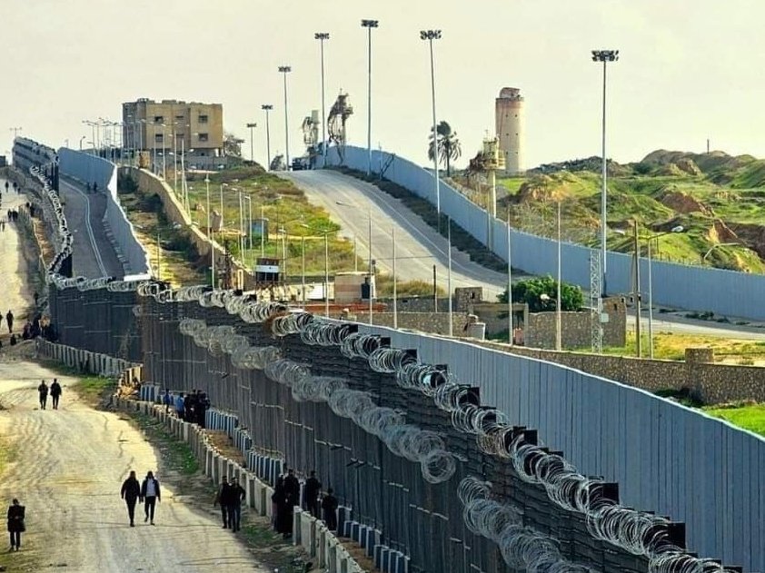DrEliDavid's tweet photo. LMAO 🤣 

This is the Egypt-Gaza border BTW 👇 https://t.co/7UaZlAnU7v