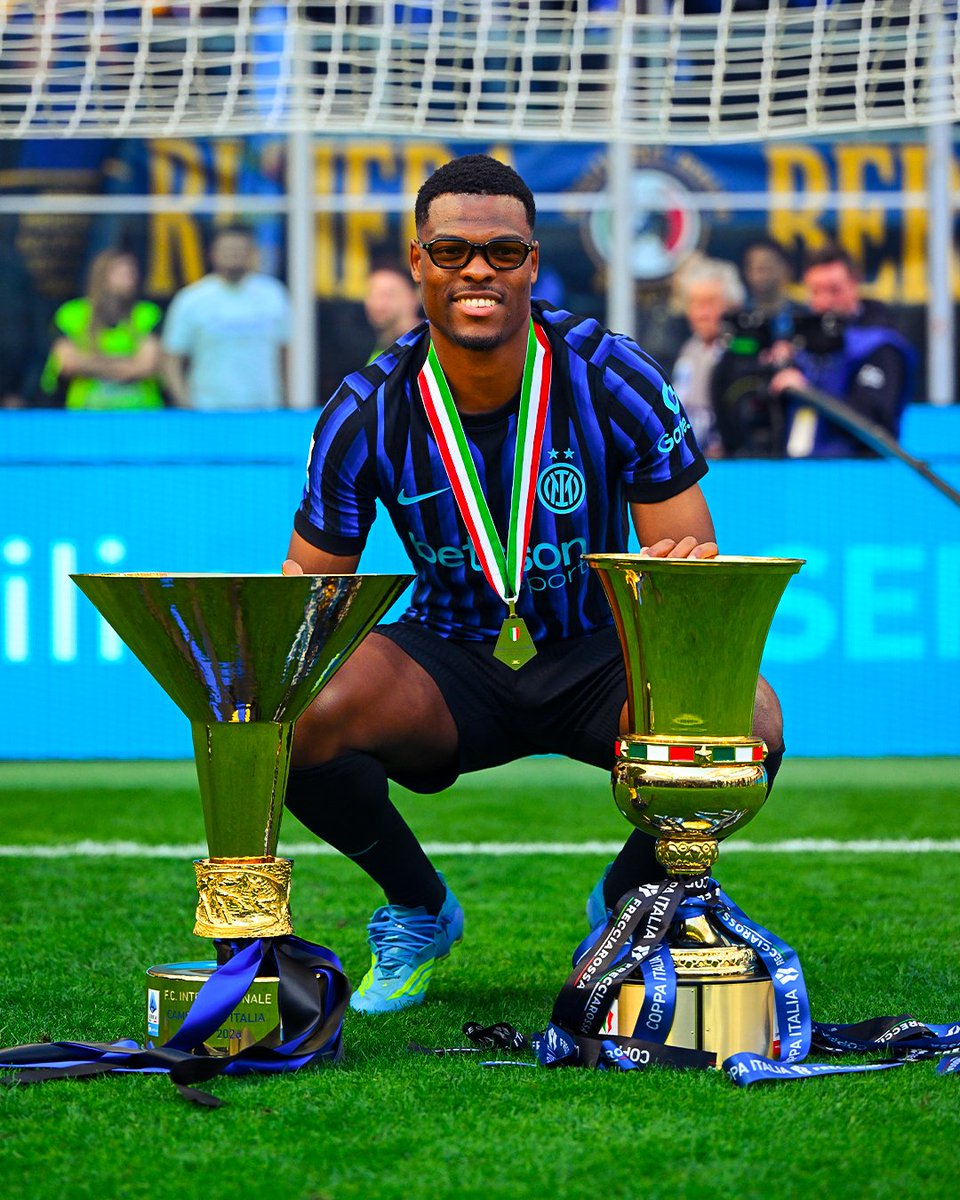Inter's tweet photo. Cinque anni di passione, trofei, gol e assist, indossando sempre la nostra maglia con orgoglio e onore 🖤💙 https://t.co/O0qqLccz48