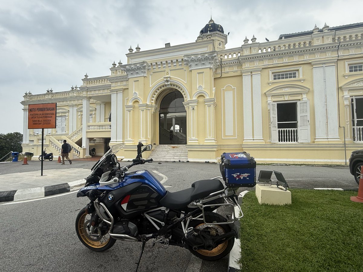 FaizalR98528's tweet photo. Jumaat lepas aku singgah di gerai belakang HSA sebelum ke Masjid Sultan Abu Bakar, Johor Bahru untuk solat Jumaat. 

Dah order macam-macam & dah makan sampai kenyang, tiba-tiba masa nak bayar akak ni taknak amek duit!!🤦🏽

“Ni Faizal Rahman kan? Yang sekali dengan Rafizi Trak Kancil BERSAMA??” 

Ya. Aku angguk jawab ringkas.

Bertonyeh aku ngan akak ni & tolak menolak, nak bayar tak payah bayar sampai ke sudah akak ni taknak amek duit. 

Then aku tanya, apa yang menyebabkan akak follow Raf ni??? 

Akak ni jawab:

“sebab apa yang Rifizi cakap tu betul, sebab tu saya follow. Saya tengok live Rafizi setiap malam. Saya doakan BERSAMA berjaya. Kami 1 keluarga sokong BERSAMA”

Akak ni pesan, dah menang nanti datang bayar😂😂

Semoga rezeki akak ni bertambah & melimpah ruah. 
Jom support gerai akak ni. Gerai belakang HSA. 
Sambal kicap pisang goreng & sup nasi ayam dia padu!

Terima kasih rakyat Johor🙏
Terima kasih atas sokongan & mendoakan kejayaan 𝐁𝐄𝐑𝐒𝐀𝐌𝐀