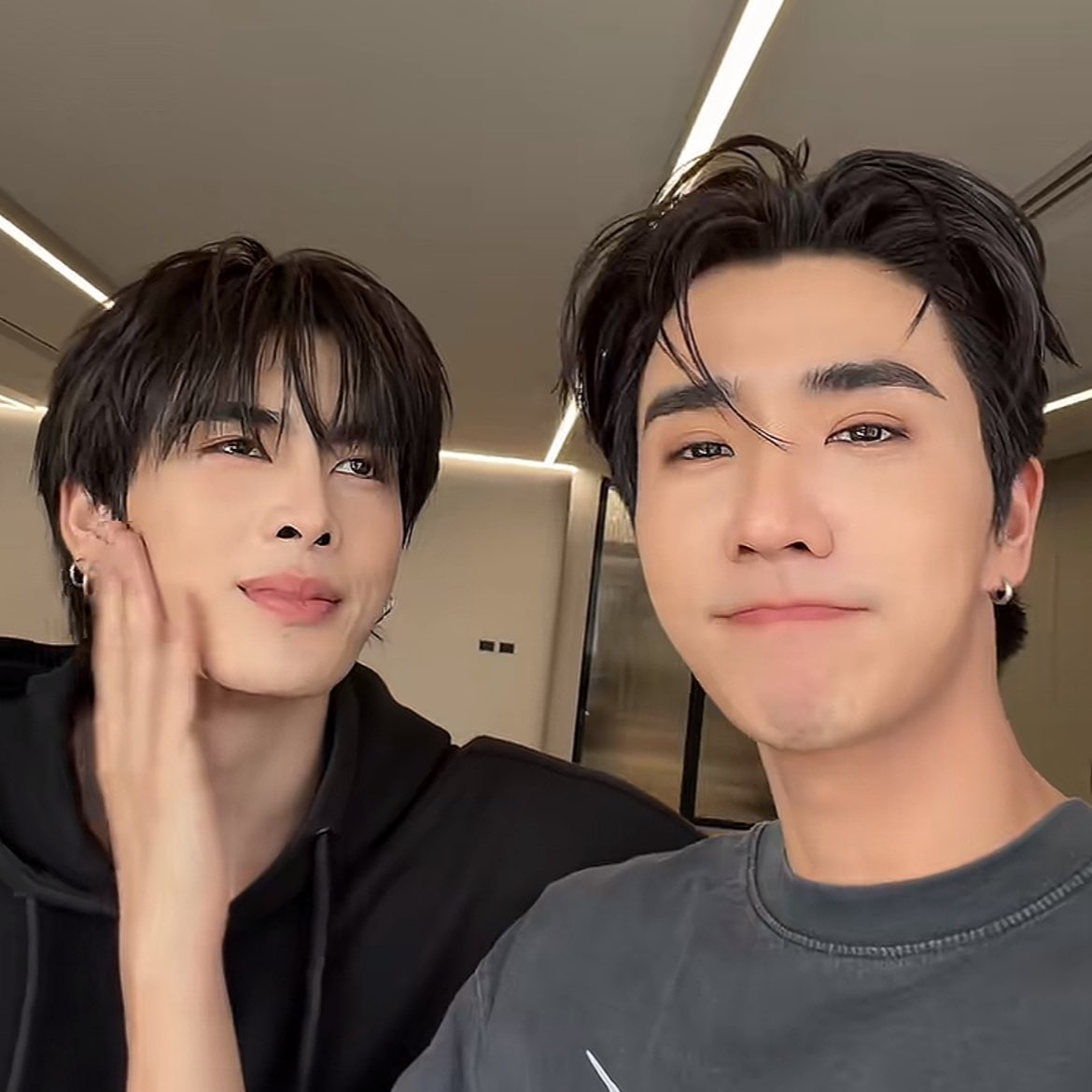 newyr_01's tweet photo. อยู่ด้วยกันมาเกือบสองปี เข้ากันได้ดีจนงง ทั้งที่อีกคนชอบพี่เสก อีกคนชอบBTS https://t.co/JotOQiVaUj