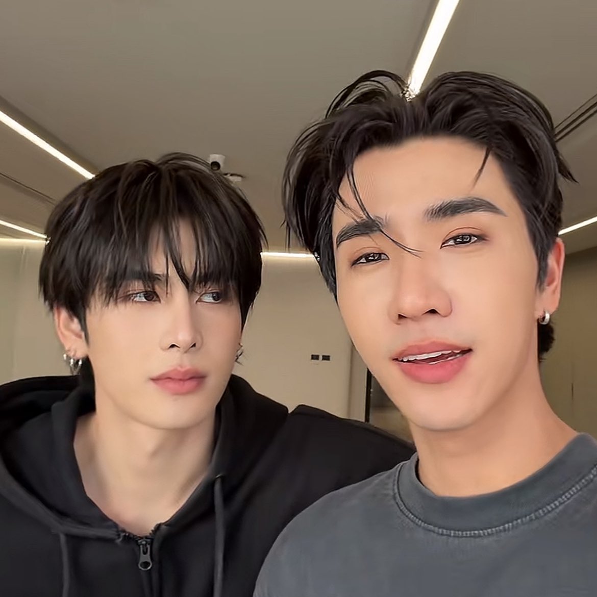 newyr_01's tweet photo. อยู่ด้วยกันมาเกือบสองปี เข้ากันได้ดีจนงง ทั้งที่อีกคนชอบพี่เสก อีกคนชอบBTS https://t.co/JotOQiVaUj