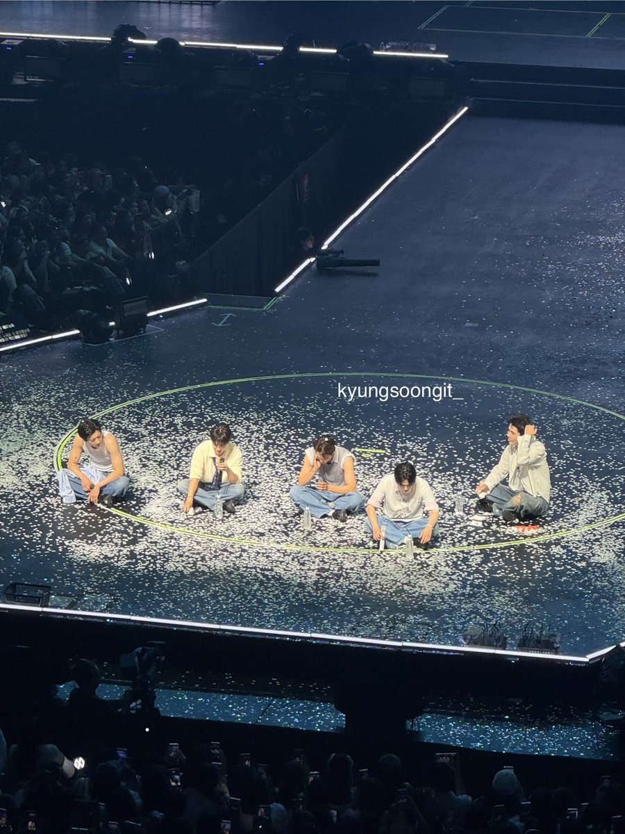 kyungsoongit_'s tweet photo. jusko po rest time na ng mga trentahing nagcoconcert 🤣

#EXhOrizoninManila #EXO https://t.co/pNqjjViNIc