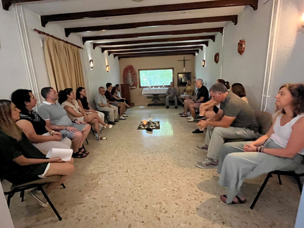 MaristasMedit's tweet photo. 🌿 Parar para escuchar. Escuchar para crecer ⏩
Educadores de #Maristas Mediterránea y @FundMChampagnat han participado en la formación 'Búsqueda de la #Interioridad', profundizando en la atención plena, el silencio, la escucha y el cuidado personal
#Identidad 🙏
#VidaMarista 💜 https://t.co/B6ytDKOzys