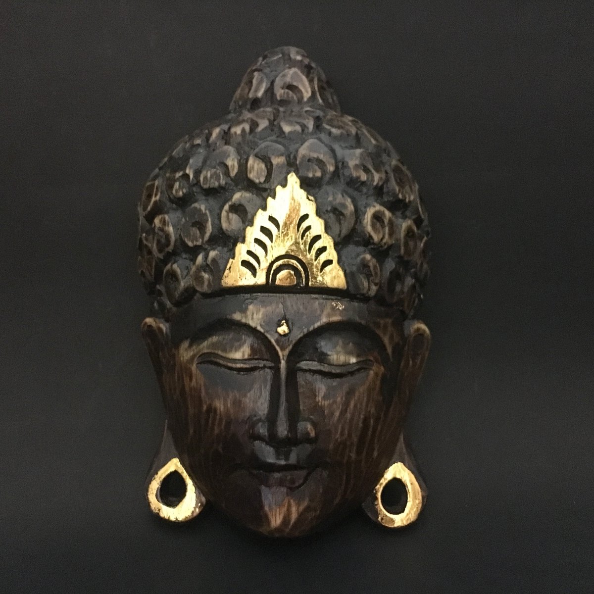 collectible2489's tweet photo. Add a touch of tranquility to any room with this hand-carved Balinese Buddha Head Wall Mask. Made from wood and painted in warm brown tones, it's perfect for meditation and spiritual decor. #ZenDecor #BuddhaMask #HandCarved #BalineseArt https://t.co/uX9hoC9Alw https://t.co/rtYSYWRu1X