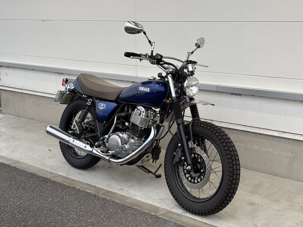 kogeSR400's tweet photo. ハンドルも両端1cmずつ詰めたので全長、全高、全幅、全部許容範囲内で安心☺️
久しぶりにアップなミラーはめちゃくちゃ見やすいし、なんかこのスタイルも好き。
スクランブラーに合うかっこいいミラー探してみたいな🤔 https://t.co/4KiImNkMXD
