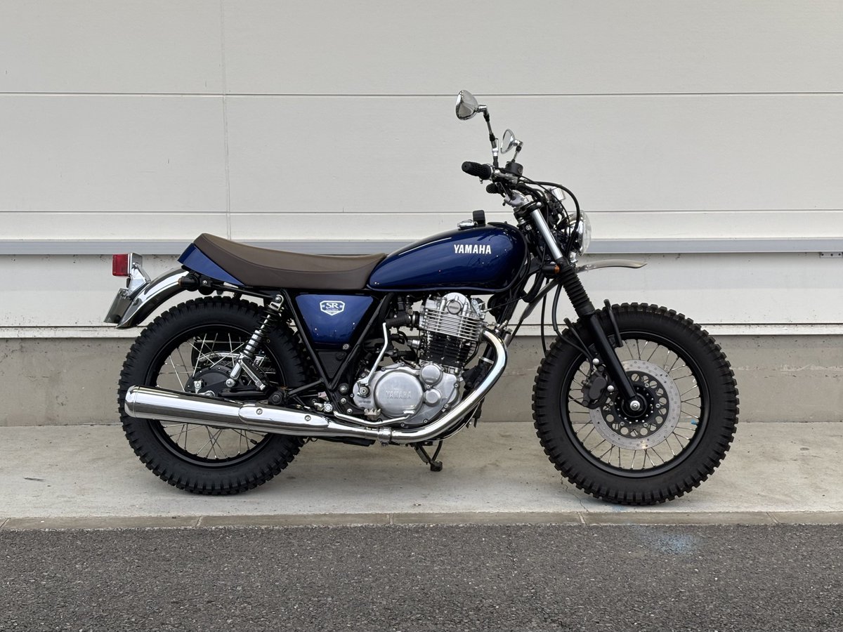 kogeSR400's tweet photo. ハンドルも両端1cmずつ詰めたので全長、全高、全幅、全部許容範囲内で安心☺️
久しぶりにアップなミラーはめちゃくちゃ見やすいし、なんかこのスタイルも好き。
スクランブラーに合うかっこいいミラー探してみたいな🤔 https://t.co/4KiImNkMXD