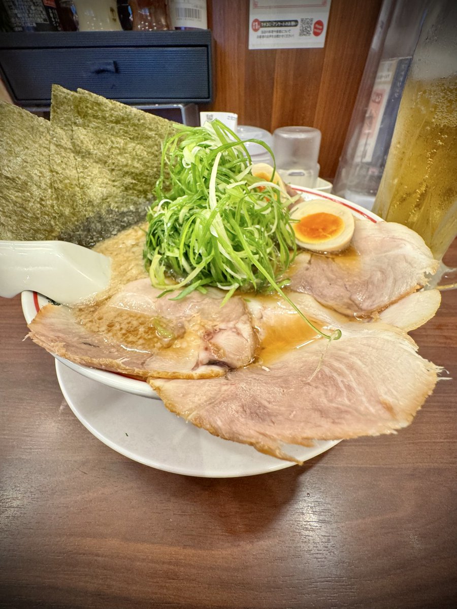 junteramoto's tweet photo. ビール半額に釣られて
魁力屋へ全部のせ背脂多め
お腹いっぱい
#魁力屋
 #ラーメン
#生ビール https://t.co/3cu8PgiuNG